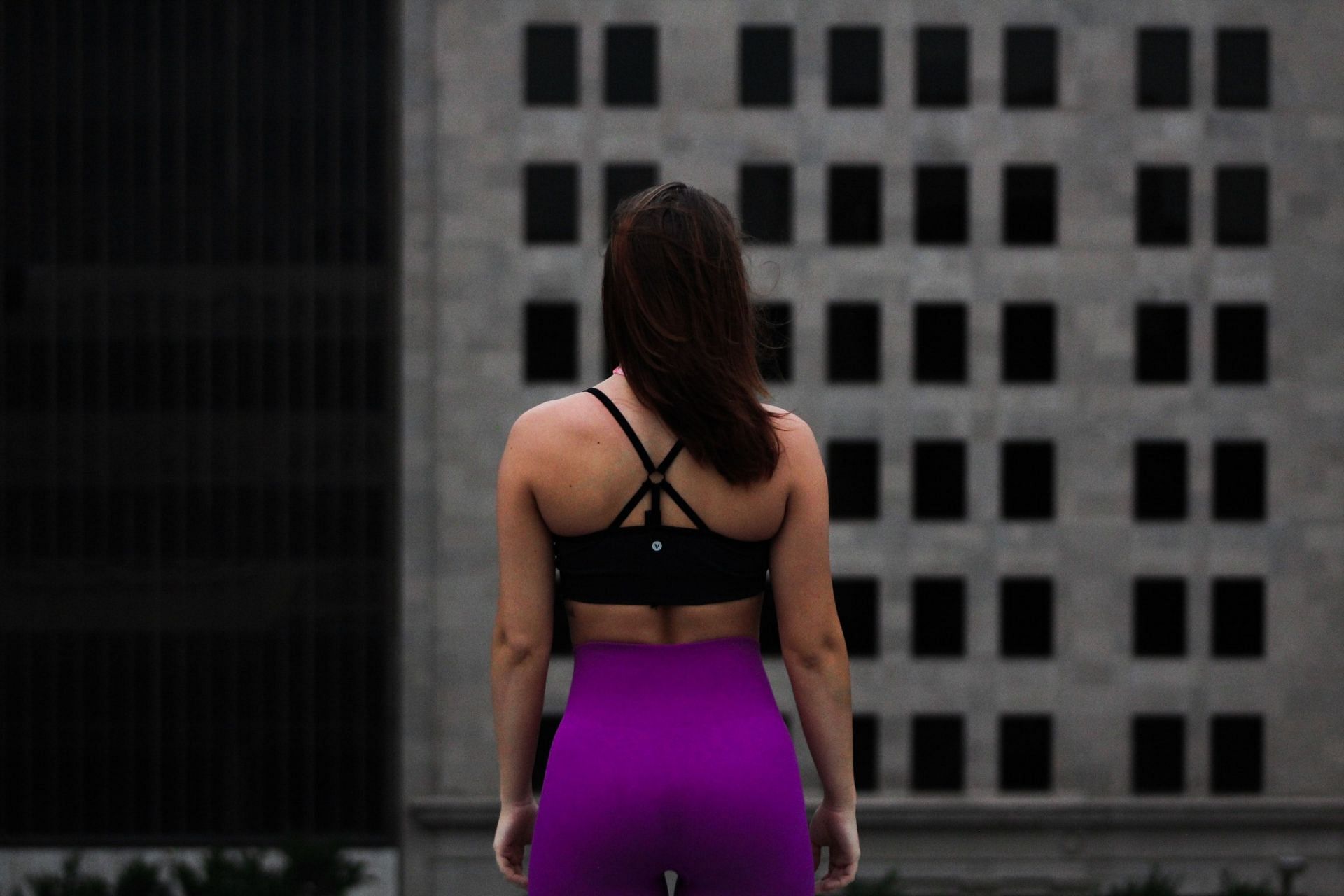 Supports and strengthens the spine (Image via Unsplash/Parker Mauk)